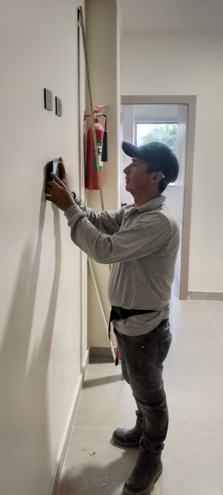 Técnico realizando una instalación en interiores