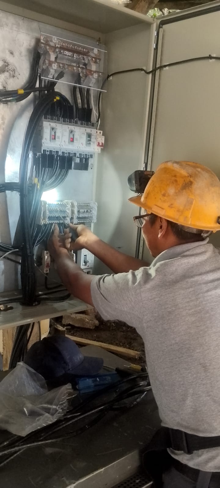 Técnico trabajando en un tablero eléctrico